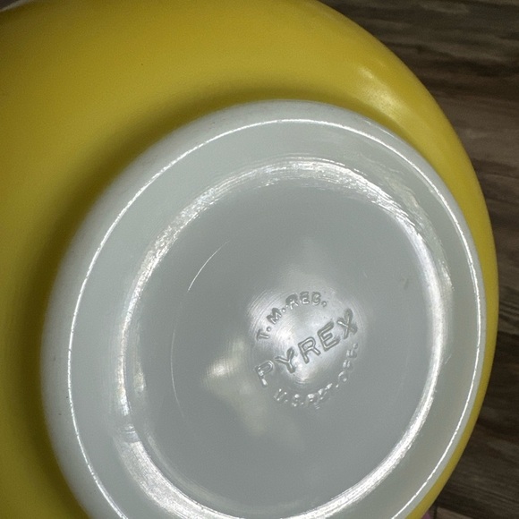 Vintage Pyrex Bright Yellow Glass Nesting Bowl #403 2.5 Quart 2 1/2 Qt - Picture 5 of 6